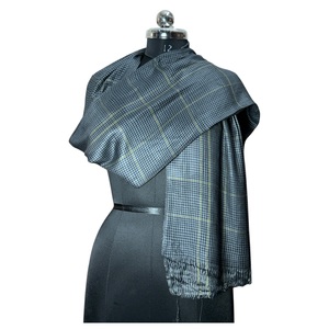 Bufanda Clásica Gris con Diseño del Príncipe de Gales y Cuadros Amarillos – Bufanda para Hombre, Unisex, Tejida a Mano, de Moda - Product Image 3