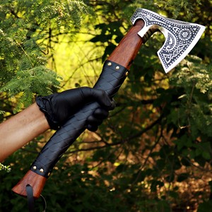 Hacha Tomahawk de Acero Forjado a Mano con Mango de Madera y Envoltura de Cuero, Herramienta Táctica de Supervivencia, Hacha para Camping, Garantía de 3 Años - Product Image 1