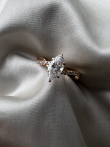 แหวนทองโมอิสซาไนต์สุดหรูสำหรับผู้หญิง แหวนหมั้นทอง 18K/14K เพชรเจียระไนแบบบริลเลียนท์ แหวนแต่งงานแบบทางเลือกแทนเพชร - Product Image 1