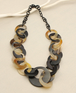 สร้อยคอจี้รูปทรงผีเสื้อทำจากเขาสัตว์ธรรมชาติ ตกแต่งด้วยมือ ดีไซน์คลาสสิก เหมาะสำหรับงานปาร์ตี้ - Product Image 3