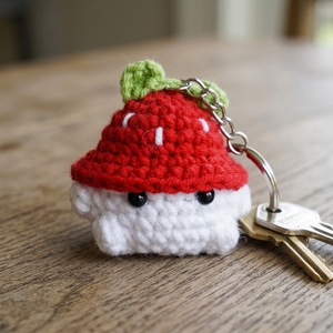 Llavero de hongo de ganchillo hecho a mano, amigurumi rojo tejido, colgante para bolso y mochila, arte puro, accesorio artesanal para llavero - Product Image 6