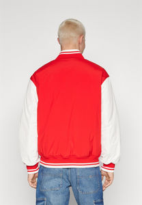 Veste universitaire en laine rouge personnalisée avec logo pour hommes, fermeture à boutons, poches, style Letterman, veste de baseball, veste bomber. - Product Image 5