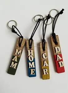 Porte-clés en bois avec composants en métal et en plastique sur le thème de l'accomplissement de soi et de l'autonomisation - Product Image 4