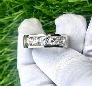 Anillo de banda de 5 piedras con corte redondo de moissanita de 3 mm para hombre, plata de ley 925, joyería fina, regalo sorpresa de boda para ella - Product Image 2