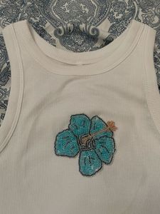 Haut court blanc sans manches pour femme, brodé main citron et perles, en toile de coton, de haute qualité, léger et coupe ajustée - Product Image 4