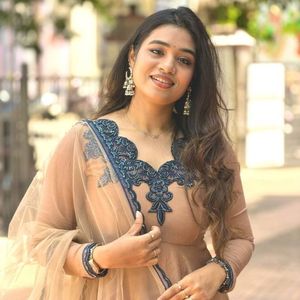 Robe de soirée longue brodée à séchage rapide avec pantalon évasé de 7 mètres et dupatta en filet papillon – Robe ethnique de créateur pour mariage - Product Image 5
