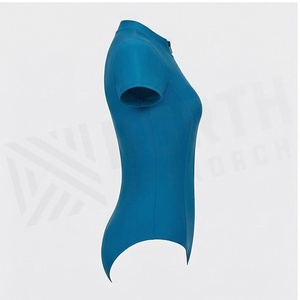 Ensemble de yoga 2 pièces imprimé papillon bleu avec finition dorée, body à col en V profond et jupe portefeuille longueur genou - Product Image 3