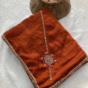 ผ้าไหมรังโกลีพรีเมียมพร้อมลูกปัดปักลายแบบ C Pallu  งานปักประณีต  พร้อมเสื้อคลุมเข้าชุด  ราคาขายส่งโดย Royal Export - Product Image 5