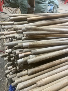 ด้ามไม้ยูคาลิปตัสเคลือบพีวีซีลายไม้ – ทนทาน กันน้ำ จับง่าย ไม้กวาดทำความสะอาด - Product Image 3