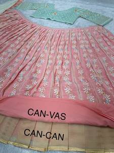 SIE propose en gros des vêtements pour femmes / des tissus Georgette de qualité export / des Cholis à la mode / des tenues de mariée indiennes / des robes traditionnelles. - Product Image 5