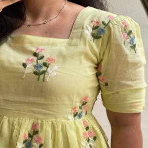 VASTRA COTTAGE Kurti de Algodón Chanderi para Mujer, Bordado Floral Tradicional, para Fiesta o Boda, con Cuello Único y Patrón de Mangas Elegante - Product Image 2