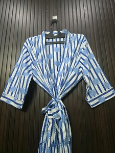 Bata Larga de Verano para Mujer, con Estampado de Rayas Azules y Sol, Manga Larga, Cuello en V, Elegante, 100% Algodón Suave Tejido, Largo Completo - Product Image 1