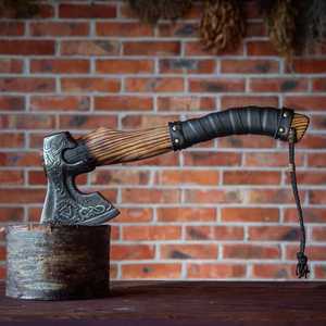Hache viking avec manche en bois de frêne, lame en acier carbone faite à la main, pour le camping en plein air, la chasse, haches nordiques, avec revêtement en cuir noir - Product Image 4