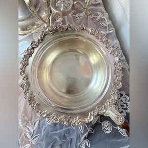 Recipiente Redondo de Acero Inoxidable con Tapa y Patas Decorativas, 4.5L, para Servir en Hoteles, Restaurantes y Banquetes - Product Image 3
