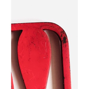 Sous-plat rectangulaire en métal rouge avec découpes pour fourchette, couteau et cuillère, design classique, surface antidérapante, réutilisable, écologique - Product Image 3