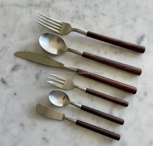 Cubiertos de metal de calidad superior con mango de madera diseñados para chefs profesionales y entusiastas de la cocina casera por igual - Product Image 1