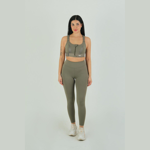 Ensemble de yoga trois pièces haut de gamme pour femme : Leggings sans couture taille haute, soutien-gorge de sport, veste légère zippée, tenue de fitness respirante, personnalisable - Product Image 1