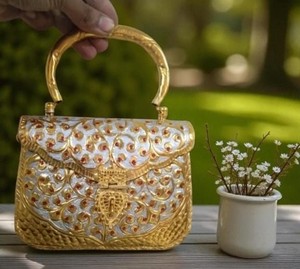 Pochette de soirée artisanale en laiton, motif floral filigrané, ornée de perles, fermeture à rabat, poignée élégante en anneau, doublure en satin, bandoulière chaîne, idéale pour les soirées - Product Image 2