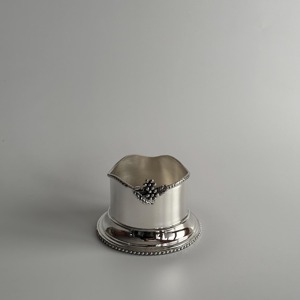 Vase décoratif en métal argenté élégant pour la table du salon, décoration intérieure moderne et raffinée, pièce d'appoint élégante. - Product Image 2