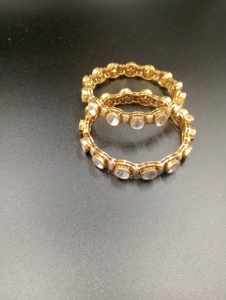 AMAIRA JEWELS Bracelet de fiançailles tendance pour femme en argent plaqué or avec cristaux Polki et strass sertis clos, Bijou à la mode - Product Image 2