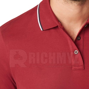 เสื้อกอล์ฟสีแดงเลือดหมูขายดี ปรับแต่งโลโก้ได้ ผลิตจากผ้าโพลีเอสเตอร์/คอตตอนเจอร์ซีย์ ระบายอากาศได้ดี สไตล์วินเทจ แขนสั้น เหมาะสำหรับใส่ทำงาน - Product Image 4