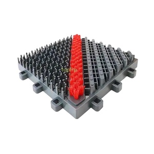 Paillasson robuste avec grattoir à boue, adapté aux patios, garages, entrées et sols en plastique antidérapants emboîtables - Product Image 1