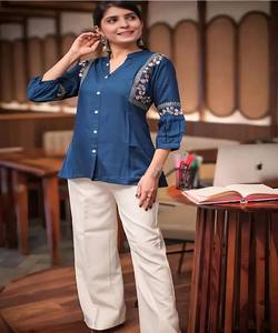 Kurti décontracté pour femme en rayonne bleue, avec broderie moderne, idéal pour le quotidien, prix de gros, vêtement ethnique - Product Image 1