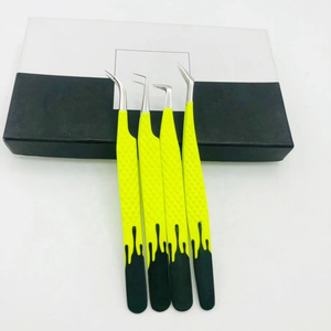 Pince à cils en acier inoxydable bicolore jaune et noir, à pointe incurvée, pour une application précise et un volume optimal lors de l'extension des cils. - Product Image 1