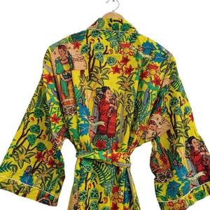 Kimono floral estampado amarillo, largo, holgado, con cuello mandarín y cierre con cordón, ropa de estar para mujer, ropa de verano - Product Image 2