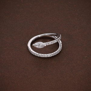 Anillo con Diamantes Creados en Laboratorio, Corte Marquesa y Redondo, Diseño Minimalista, Anillo con Diamantes Certificados, Oro de 18K y Platino, Joyería Fina Elegante - Product Image 5