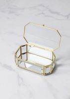 Boîte à bijoux en verre avec cadre doré géométrique et couvercle à chaîne pour ranger colliers et bagues, idéale pour la coiffeuse.