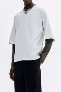 Camiseta de Hombre Oversize con Cuello en V, Algodón Premium, Estilo Casual, con Logo Personalizado, Ajuste Holgado, Top de Algodón Estilo Urbano - Product Image 2
