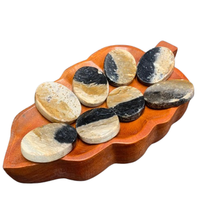 Racimo de Palma Natural Premium, Forma Plana, 45x35x7 mm – Piedra Decorativa Pulida con Patrón Ojo Único - Product Image 1