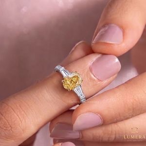 Anillo de Diamantes Cultivados en Laboratorio, Color Amarillo, Corte Ovalado, Certificado IGI, con Tres Diamantes, Piedras Laterales en Baguette Cónicas, Banda con Micro Pavé, Estilo Minimalista - Product Image 5