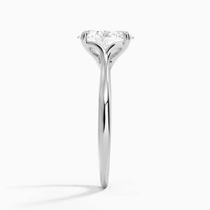 Elegante Anillo de Compromiso Solitario de Moissanita con Corte Ovalado en Oro Blanco, con Detalle de Hoja, Joyería Nupcial Clásica - Product Image 4