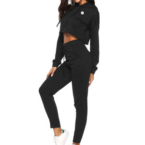 Crop top tendance et legging à taille élastique, tissu en coton léger et respirant, design tendance, parfait pour les soirées et les occasions décontractées. - Product Image 3