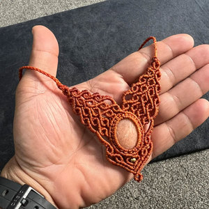 Collier en macramé fait main avec pierre de lune pêche, pendentif en macramé orange complexe, bijou bohème en pierre précieuse naturelle, cristal de guérison - Product Image 4