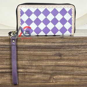 Cartera de Cuero Premium Hecha a Mano con Diseño Occidental, Color Morado con Cuadros Blancos de Diamantes, Cierre de Cremallera, con Correa para la Muñeca, para Mujer - Product Image 1