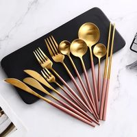 Noms de couverts inspirés des couloirs patrimoniaux pour les tables de cérémonie, pour une réception raffinée et une restauration axée sur la transmission de l'héritage.
