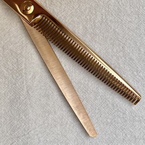 Ciseaux de toilettage professionnels en acier inoxydable de 7 pouces pour animaux de compagnie outil de taille personnalisable de haute qualité pour le nettoyage des chiens et des chats - Product Image 6