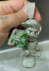 Colgante de Lujo Personalizado de Plata de Ley Bicolor con Moissanita, Diseño de Rapper de Dibujos Animados con Mano Sosteniendo Dinero, Joyería de Regalo para Él - Product Image 3