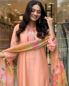 Conjunto de Kurti de rayón color melocotón para mujer, muy solicitado, con pantalón de rayón y dupatta de seda Tebby, ideal para festivales y uso en la oficina. - Product Image 1