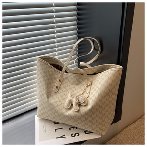 Sac fourre-tout en PU avec pendentif dessin animé simple, sac à bandoulière de luxe grande capacité pour femme, idéal pour les affaires - Product Image 3