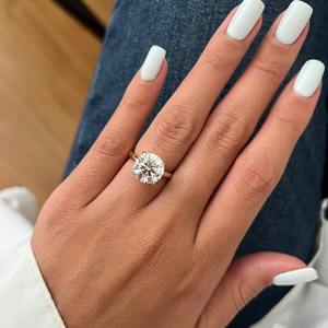 Bague solitaire en diamant de laboratoire rond brillant de 4 carats, D VVS2, deux tons, griffes blanches, bague de fiançailles, certifiée IGI - Product Image 4