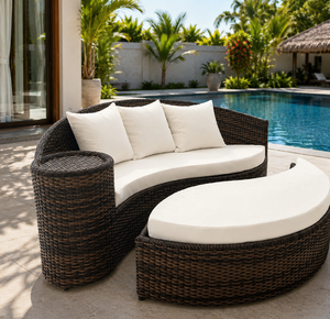 Chaise longue d'extérieur moderne en rotin tressé avec coussins blancs confortables, mobilier de jardin en rotin PE de qualité supérieure pour jardin, bord de piscine - Product Image 2