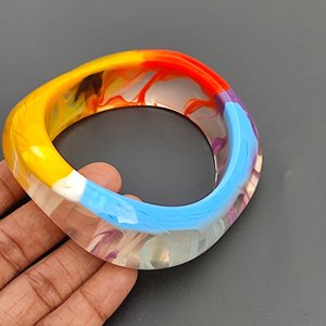 Bracelet large en résine colorée tendance, jonc marbré jaune, rouge, bleu, violet en acrylique pour femme - Product Image 1