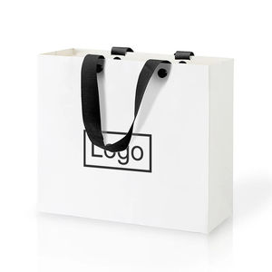 Bolsas de Compra de Papel Kraft Blancas y Negras Clásicas con Logotipo Personalizado, Asas Retorcidas, Laminación Doble Cara, Ecológicas y Ligeras - Product Image 3