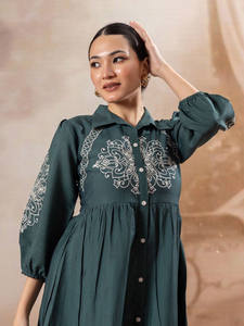 เสื้อเชิ้ตคอปก แขนพองสามส่วน แต่งลายปัก ความยาวปานกลาง ชายระบาย ผ้าจอร์เจตต์ เป็นมิตรกับสิ่งแวดล้อม เหมาะสำหรับงานทางการ - Product Image 2