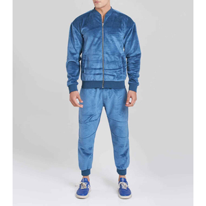 Ensemble de survêtement en velours pour homme avec tissu respirant et finition luxueuse et douce - Product Image 1