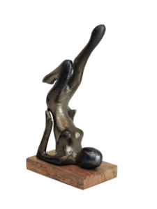 Sculpture de yoga artisanale en aluminium, figurine féminine abstraite moderne en position de Sarvangasana (épaules sur le sol), décoration artistique sur base en bois, 12 pouces - Product Image 4